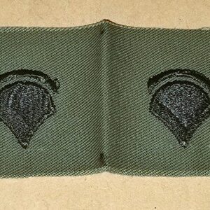 New 1 Pair Of US Army Vietnam Era subdued Collar Rank For Spec 5, Specialist 5