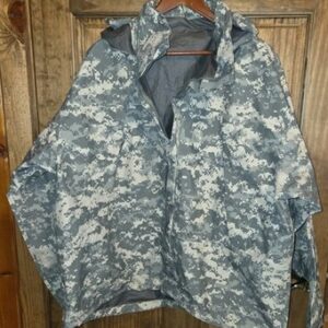 Used ACU Jacket UCP GEN III Extreme Cold Wet Weather GoreTex Jacket Large Reg